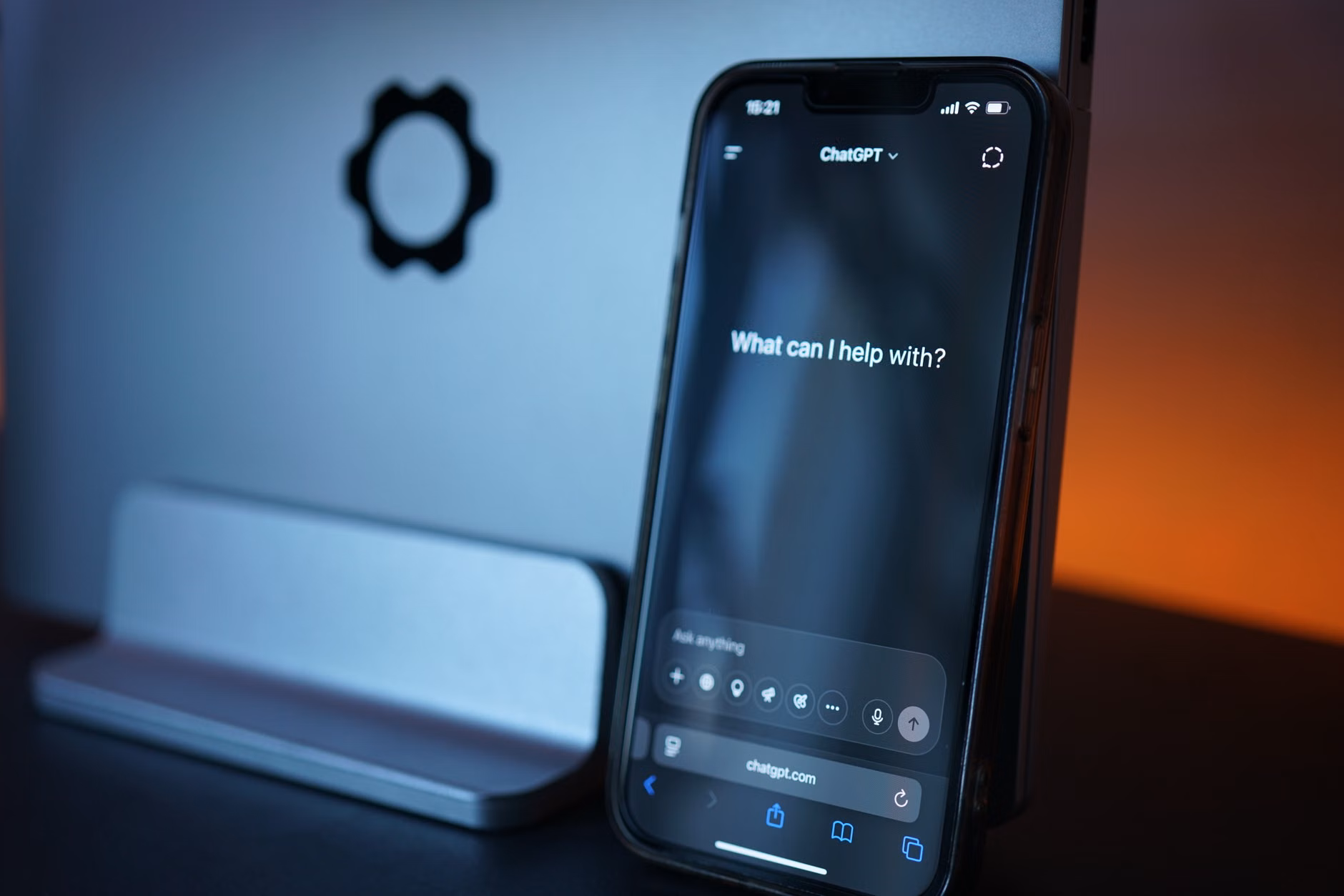 Primo piano di uno smartphone con interfaccia chat AI, che mostra tecnologia avanzata in un design elegante.