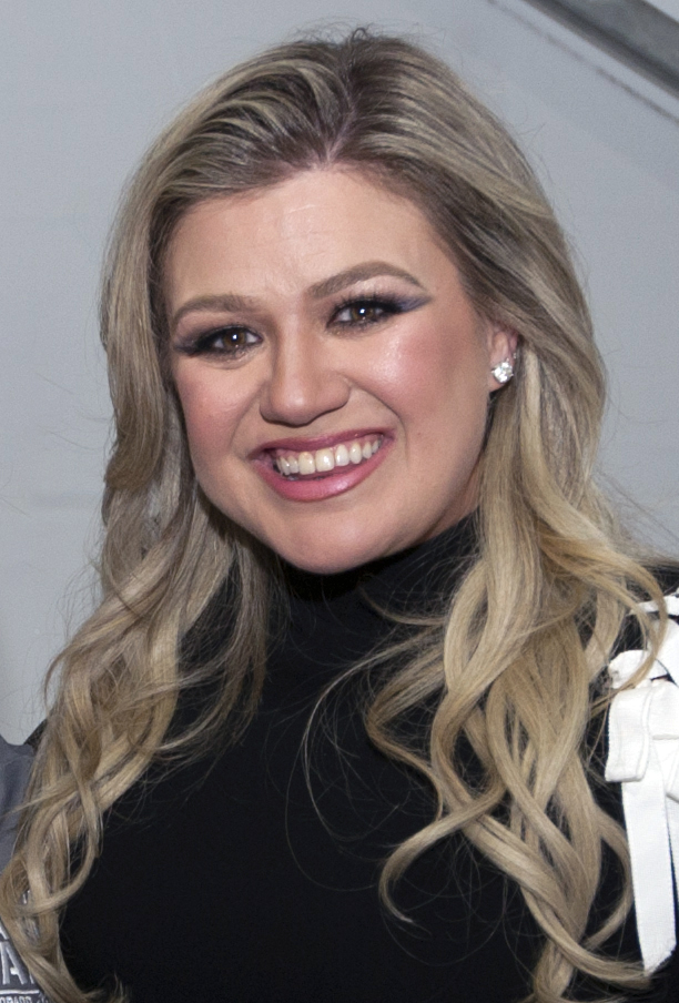 Kelly Clarkson poses for a photo with U.S. Air Force Staff Sgt. Lauren Montoya of Team SOCOM at the DoD Warrior Games, June 2, 2018, at the U.S.