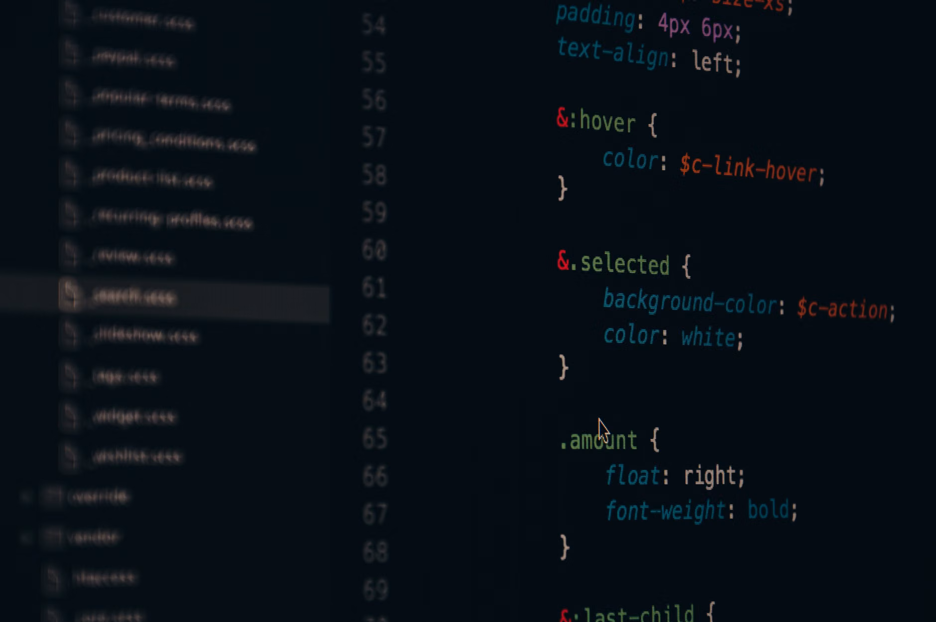 Primer plano de líneas de código CSS coloridas en una pantalla de computadora para desarrollo web.