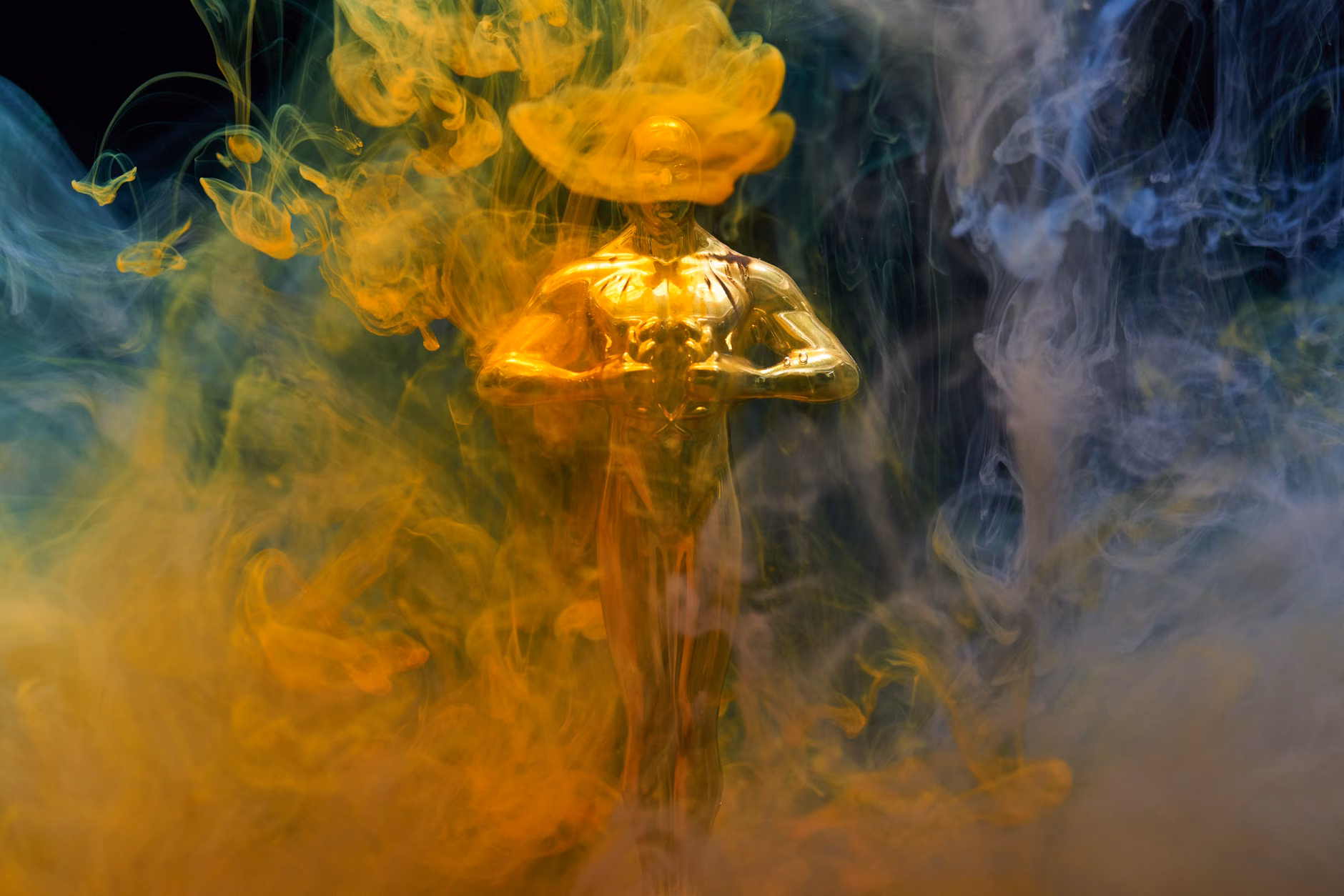Una statuetta dorata avvolta in un vibrante fumo giallo e blu, simbolo di realizzazione e successo.